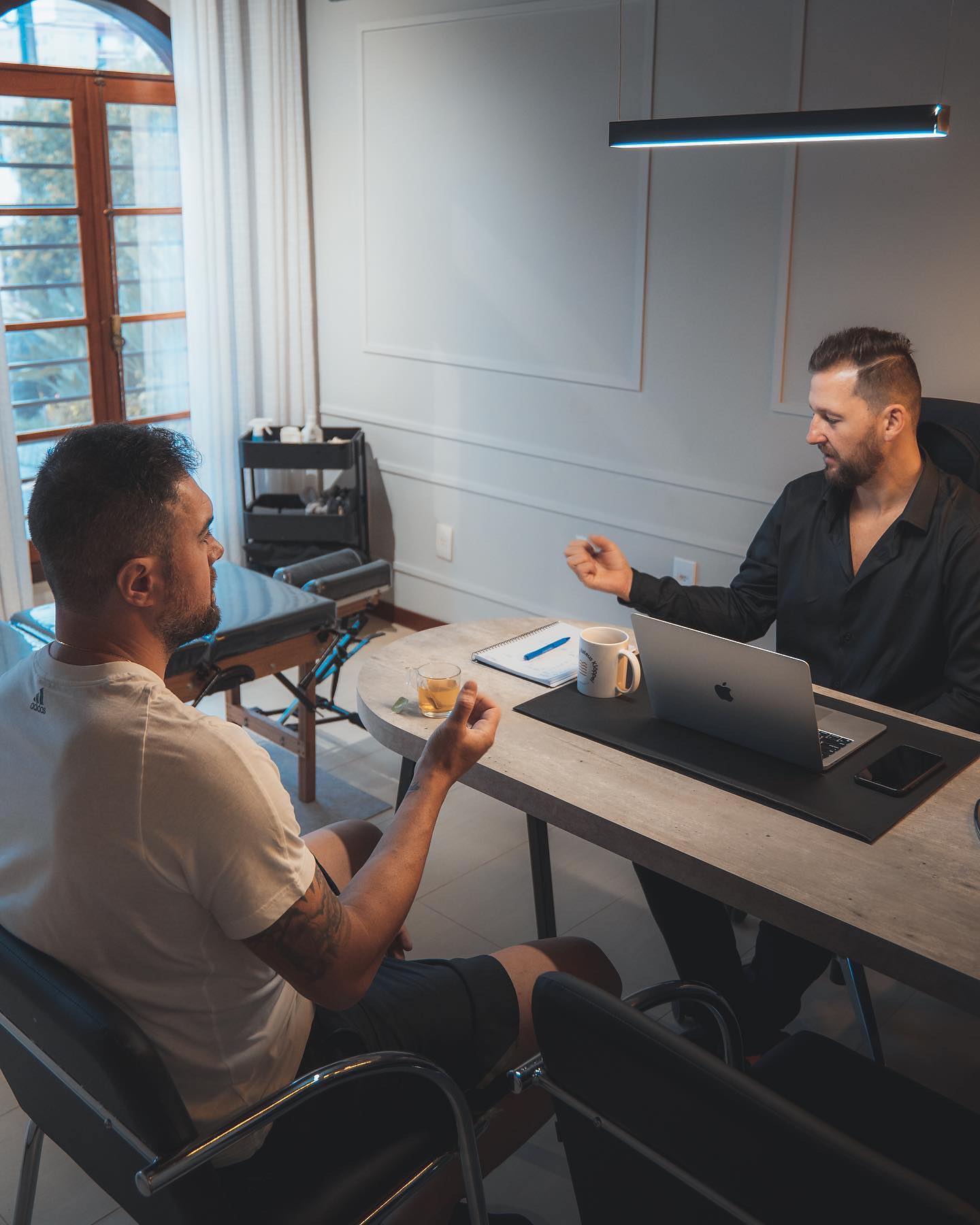 Dr. Mateus Klöppel em consulta